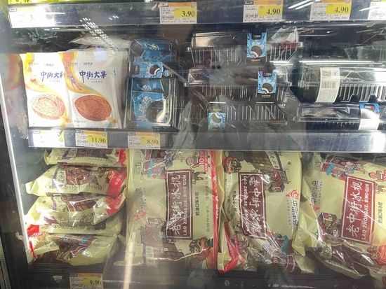 隐藏在永辉超市冰柜角落的老中街冰棍。图/作者