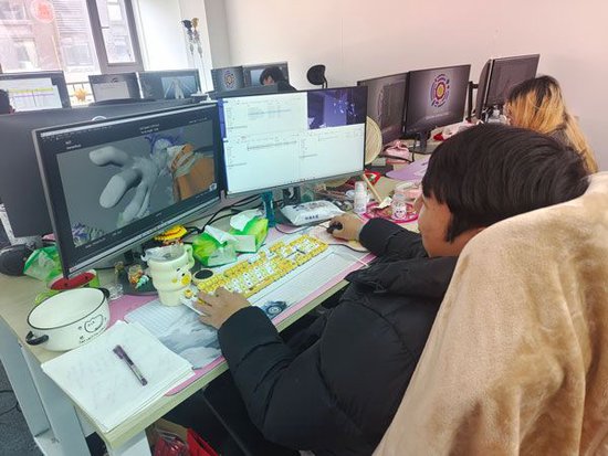 炬煋动画团队成员制作“穿心咒”场面角色特效。 受访者供图