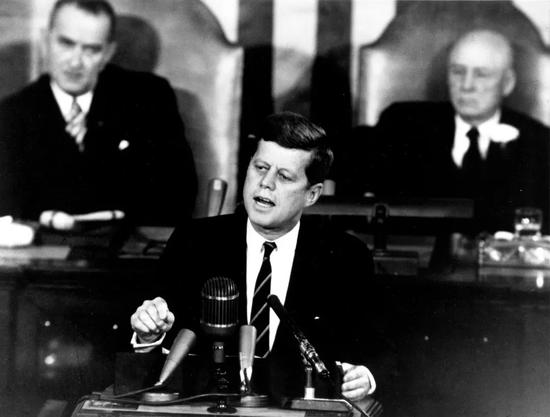 肯尼迪总统就“阿波罗”工程在国会发表演讲