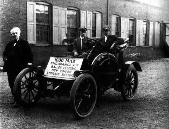 爱迪生和好友亨利·福特合作的电动车