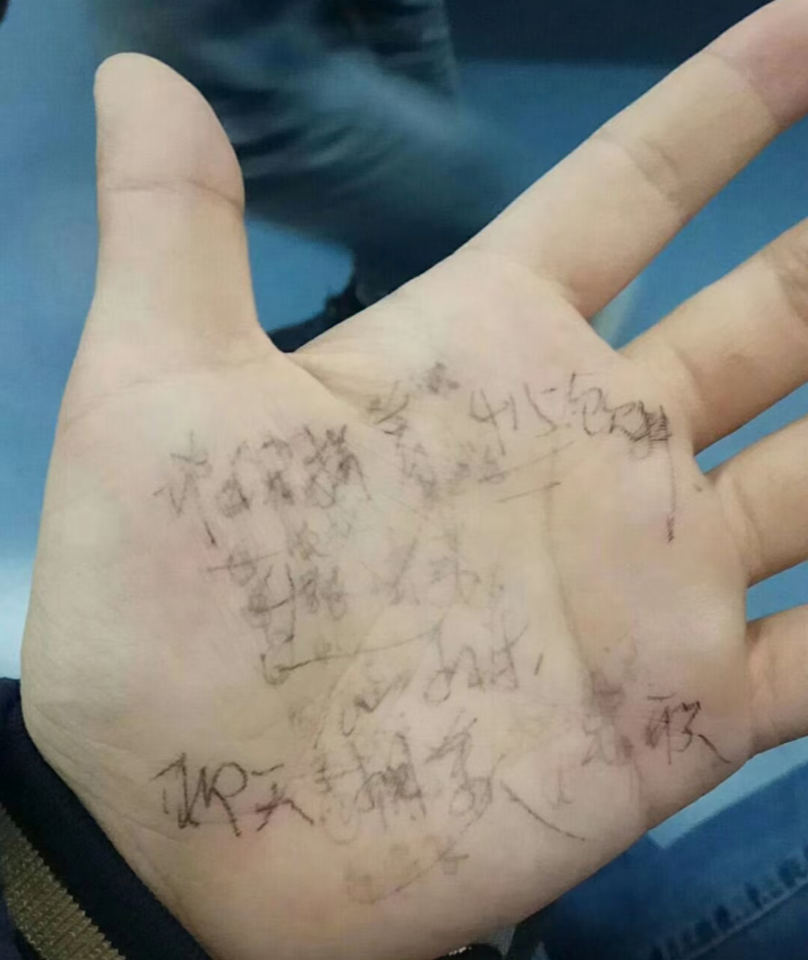 (第一次上开放麦,416把段子在手心打了“小抄”,手心攥出了汗,他也没敢看一眼。受访者供图)