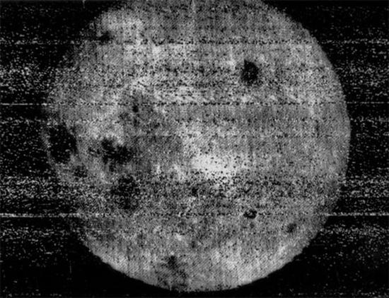 第一张月球背面影像，左边的暗色区域分别为危海、史密斯海、界海，下方为南海，右上为莫斯科海。来源：维基。