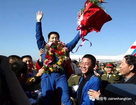 2003年10月16日,航天英雄楊利偉返回北京后被高高舉起。新華社記者趙建偉 攝