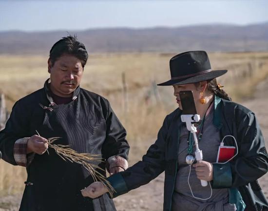 她是藏区薇娅 一开始乡亲说“她手机里藏了个漂亮男人”