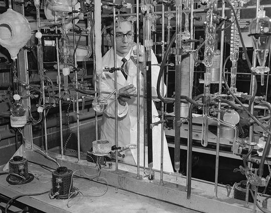 在上世纪50年代开展的实验中，Stanley Miller用简单的成分创造出了氨基酸。来源：Bettmann/Getty
