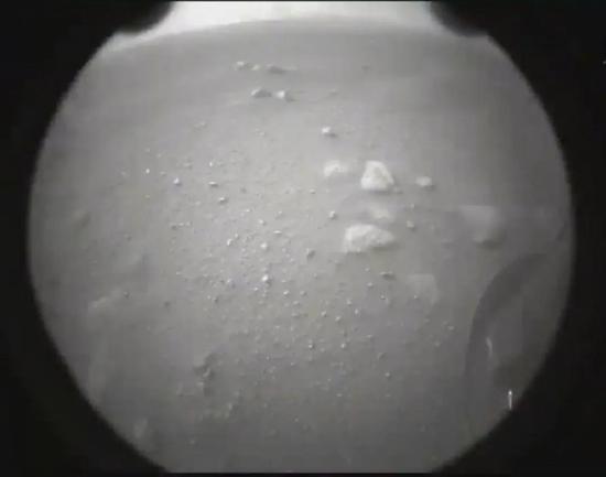 　“毅力号”着陆火星表面后，拍摄的照片，图片来自nasa.gov