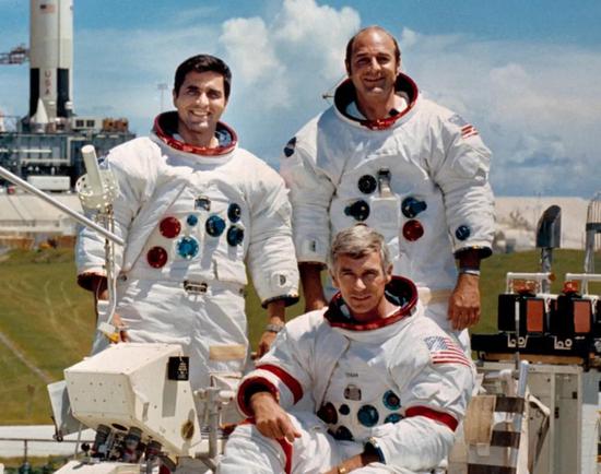 “最后的三个月球人”，分别是指令长Eugene A。 Cernan（前），指令舱驾驶员Ronald E。 Evans（右），着陆舱驾驶员Harrison H。 Schmitt（左）