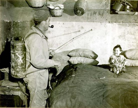 1945年，意大利士兵在喷洒DDT