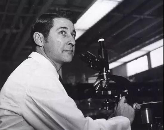 麦克斯·库珀在罗伯特·古德的实验室里。| 图片来源：US Natl Lib。 Medicine