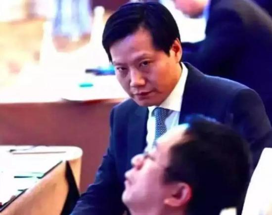 图注:2015年乌镇大会雷军看着周鸿祎