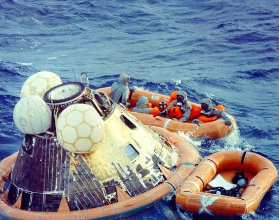  ▲阿波罗11号三位宇航员和一位工作人员从返回舱出来（图源：NASA）