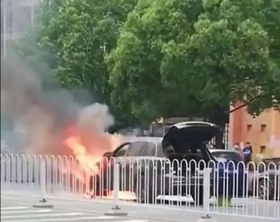 湖南长沙理想ONE起火