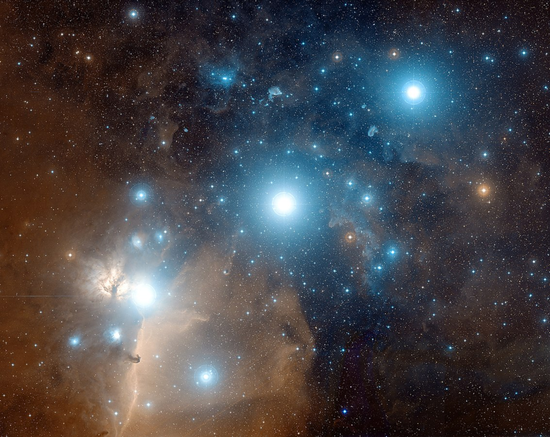 猎户座腰带（中间那颗明亮的恒星即为Alnilam） 图源：Davide De Martin &amp； the ESA/ESO/NASA Photoshop FITS Liberator 摄于2005年