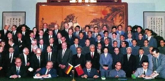 技术换市场:从关山难越,到暗度陈仓 德国大众和上汽签字仪式,人民大会堂,1984年