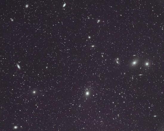 图3 室女座星系团局部：图中右侧最延展的亮源便是室女座星系团的中心椭圆星系M87。