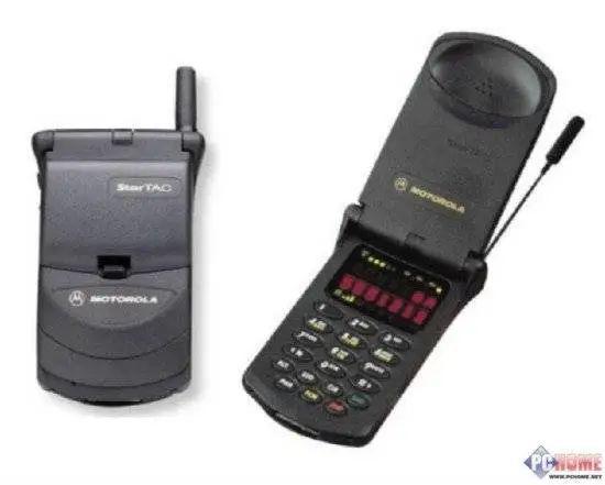 摩托罗拉 StarTAC 是模拟信号手机中经典之作，也是 1G 手机的最后一阕挽歌。图片来源：人民网