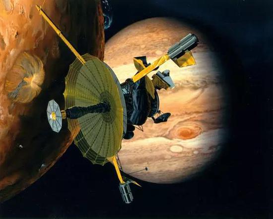 伽利略号探测器，图中直径最大的高增益天线在飞行过程中出现了故障。图片来源: Wikipedia