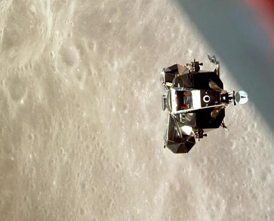 阿波罗10号的2名航天员乘登月舱降到了离月面15.2千米的高度