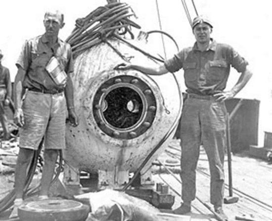 美国科学家威廉·比比（左）在自己发明的球形潜水器旁，摄于1934年