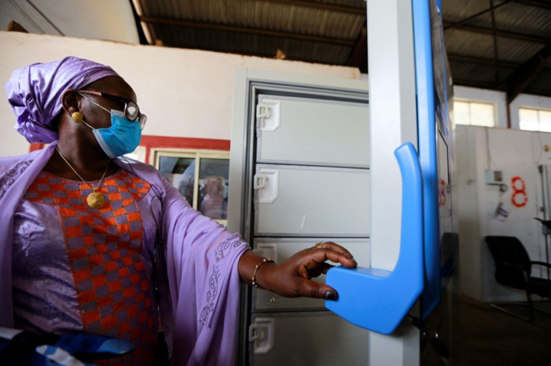 部分新冠疫苗必须储存在类似尼日利亚阿布贾的这种超冷冰柜中。来源：Afolabi Sotunde/Reuters/Alamy