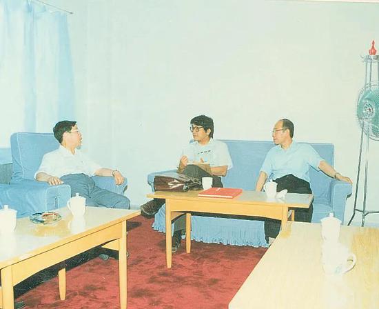 1986年，冯达旋来所访问并协商会议筹办（左起李德元、冯达旋、符鸿源）