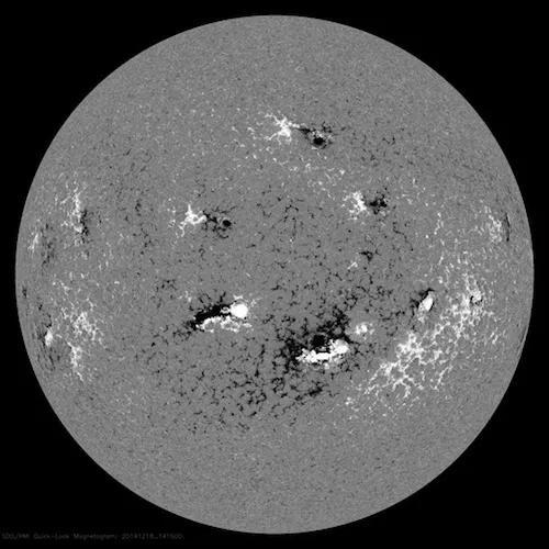 在这张拍摄于2014年12月的合成图中，能明显看出太阳黑子和明亮的耀斑之间存在着物理关联。（图片来源：太阳动力学观测台、美国宇航局）