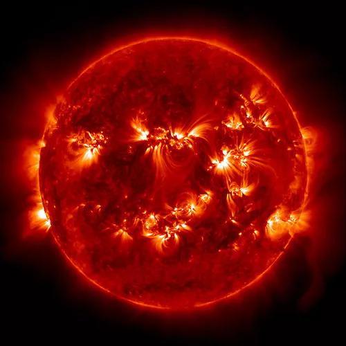 2015年5月，太阳动力学观测台在极紫外波段拍摄的照片显示太阳上涌现出了十几个活跃区。在当前这个相对不太活跃的时期，这算是太阳异常活跃的一天了。（图片来源：太阳动力学观测台、美国宇航局）