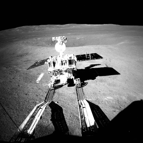  嫦娥四号着陆器监视相机C拍摄的“玉兔二号”巡视器走上月面影像图图片来源：国家航天局