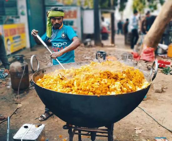 印度人在街边烹饪    图源：受访者陈宇提供