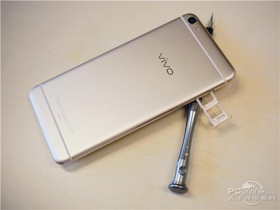 vivo x7 plus配备高通今年颇受好评的中端处理器骁龙652,标配4 64gb