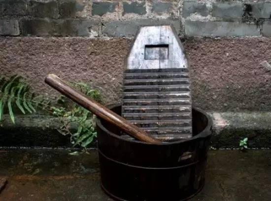 木桶加棒槌构成古人的洗衣机