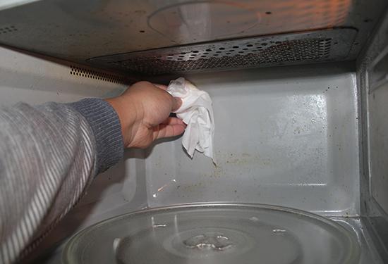 擦拭微波炉内壁