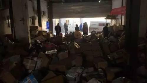 其他网友在贴吧里也纷纷表示：自己的快递也滞留了好多天。有网友称：自己联系卖家，卖家说将重新找其他快递补发。