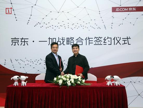 京东集团副总裁,京东商城3c事业部总裁胡胜利与一加科技ceo刘作虎签约