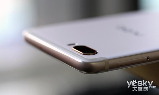  微微凸起的摄像头