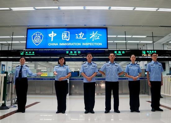 边检大厅是严禁摄影的场所之一(图片来源深圳出入境边检总站)