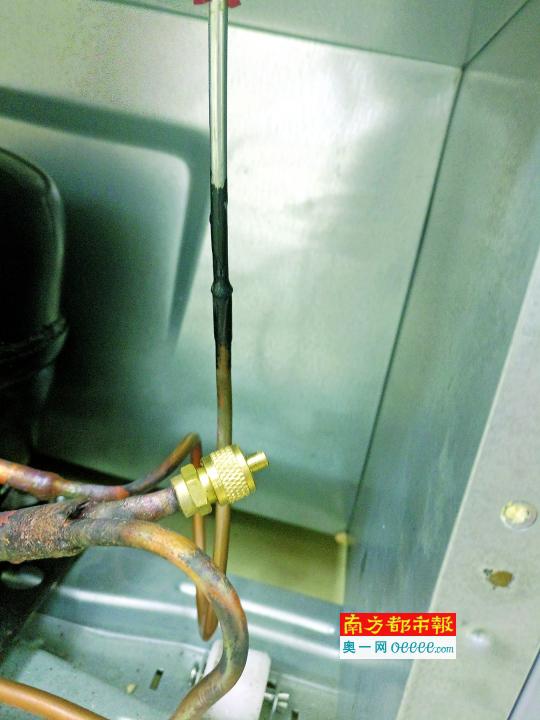 图中冰箱可以清晰看出冷凝管是银色的铝管