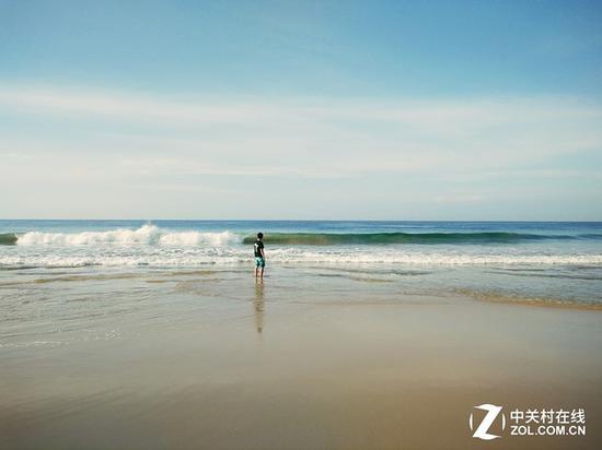 lomo效果下的斯里兰卡海滨一个孤单男孩的背影