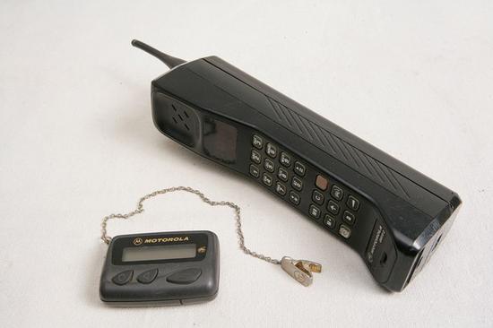 八九十年代出现的"大哥大"和"寻呼机"(又叫bp机,传呼机)使我们步入了