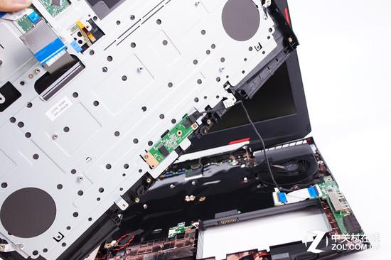 炫龙炎魔t50的开关设计稍有不同