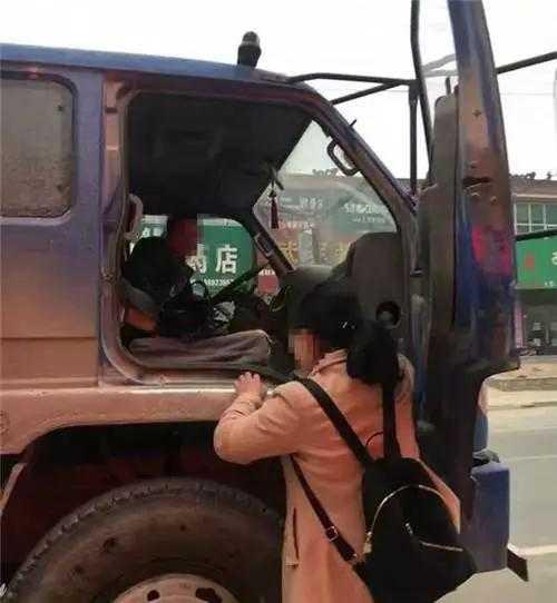 男子约顺风车竟叫来货车 司机:车很宽敞还可以睡觉-雪花新闻