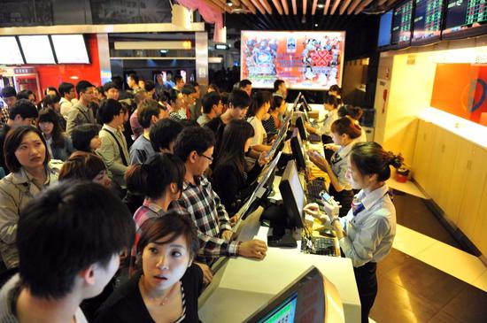 观众在影院排队买票.