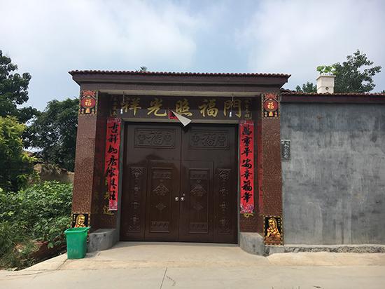 去年张国华出钱新修的大门.