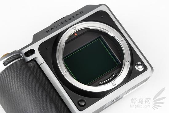传感器和全画幅传感器尺寸对比由于哈苏在中画幅相机领域的多年深耕