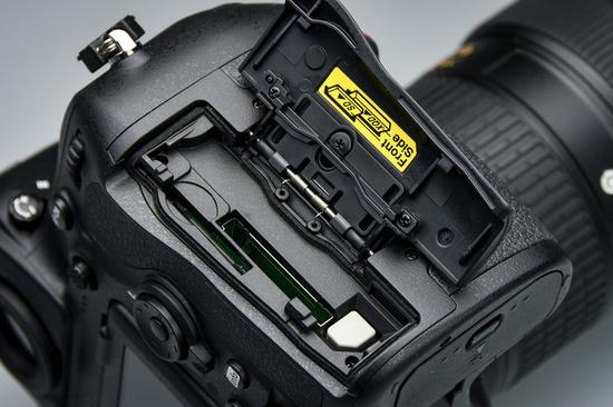 尼康d850采用双卡槽设计,但并非双sd卡插槽,而是与d500一样为xqd sd卡