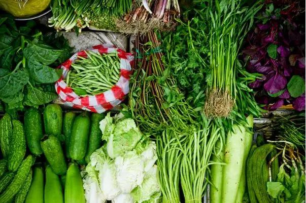 市场上琳琅满目的蔬菜。图片来源：Lou Liebau，Unsplash