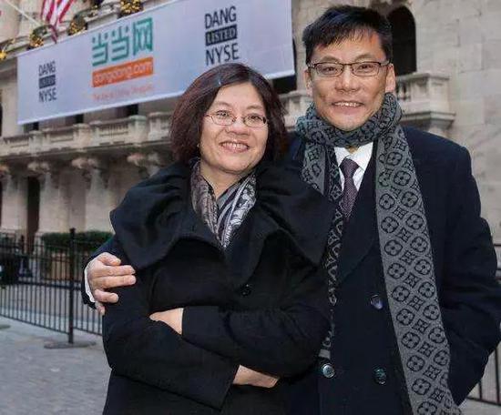 图：当当上市当天的李国庆和俞渝