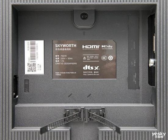 创维75q70背面型号标签,接口有收纳设计