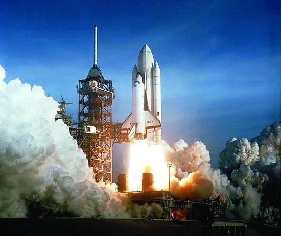  NASA在第二次航天飞机发射时就不再把运载火箭涂成白色，因为他们发现油漆会让火箭重量增加270千克。