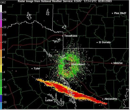 美国国家气象局雷达探测到的散布于得克萨斯和路易斯安纳的哥伦比亚号残骸，以红色、橙色和黄色显示
